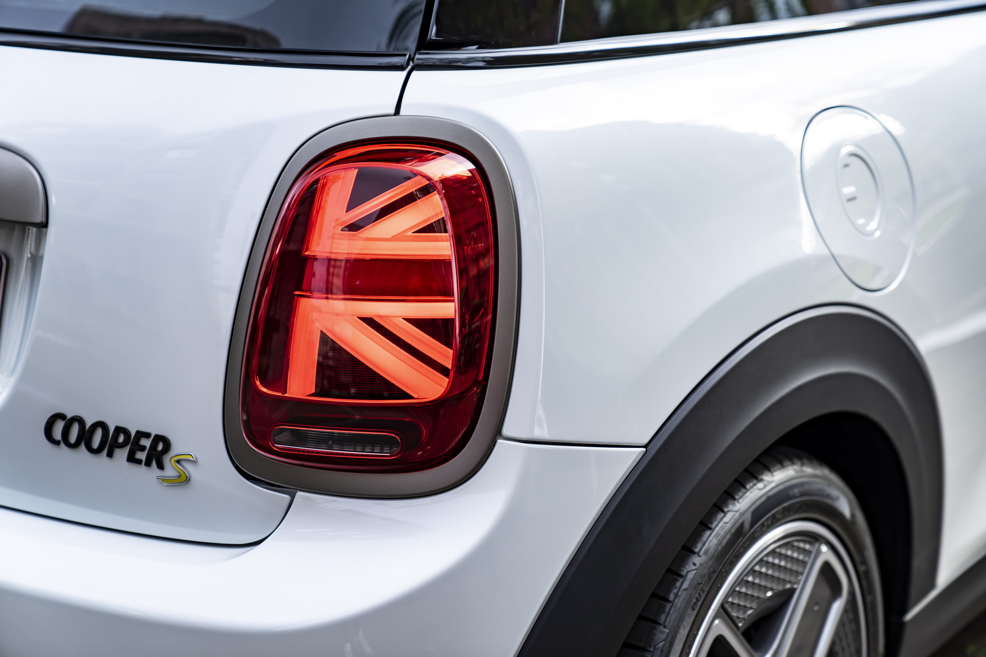 Mini Celebrates The Approach Of Winter With Nanuk White Resolute Edition