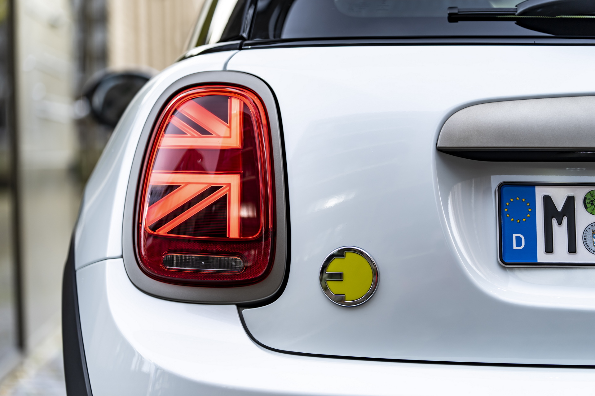 Mini Celebrates The Approach Of Winter With Nanuk White Resolute Edition