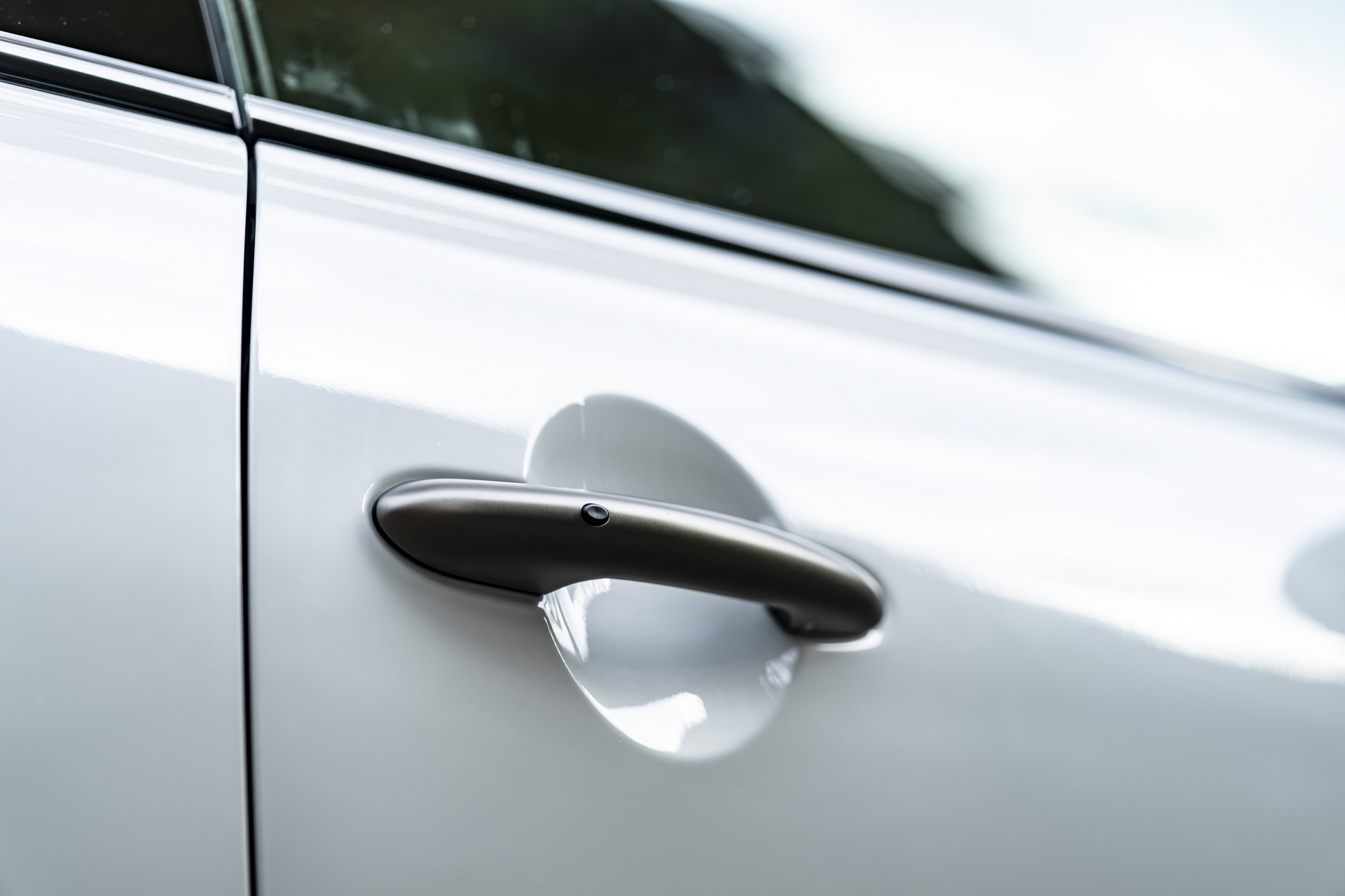 Mini Celebrates The Approach Of Winter With Nanuk White Resolute Edition