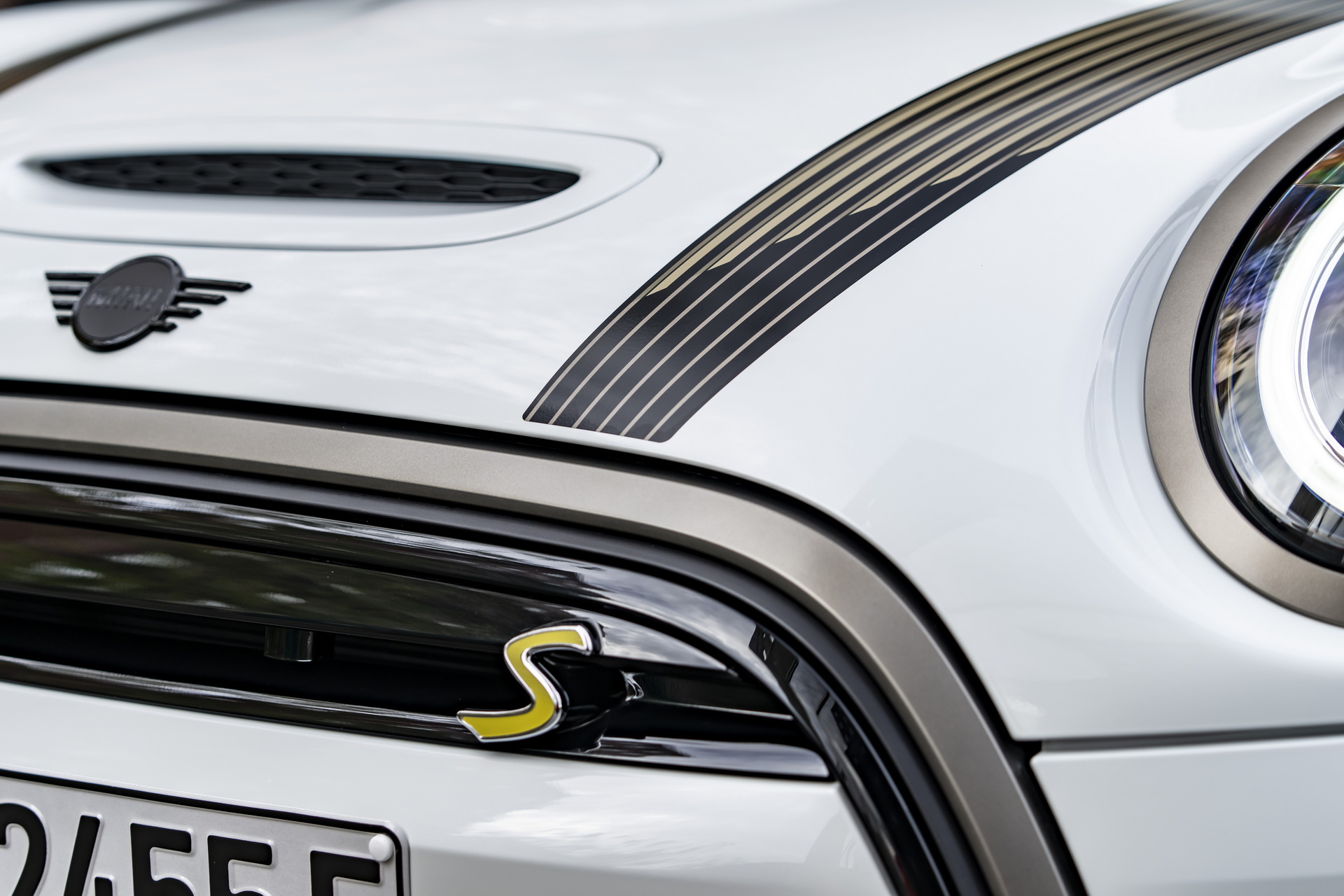 Mini Celebrates The Approach Of Winter With Nanuk White Resolute Edition