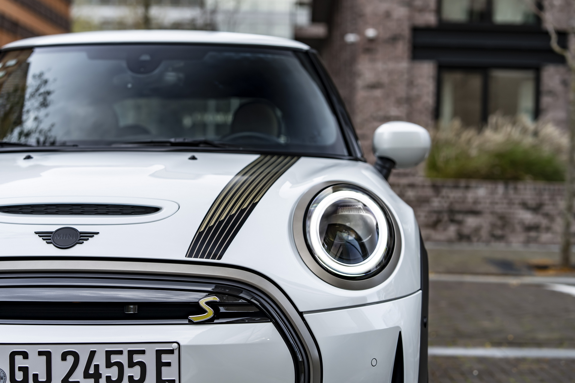 Mini Celebrates The Approach Of Winter With Nanuk White Resolute Edition