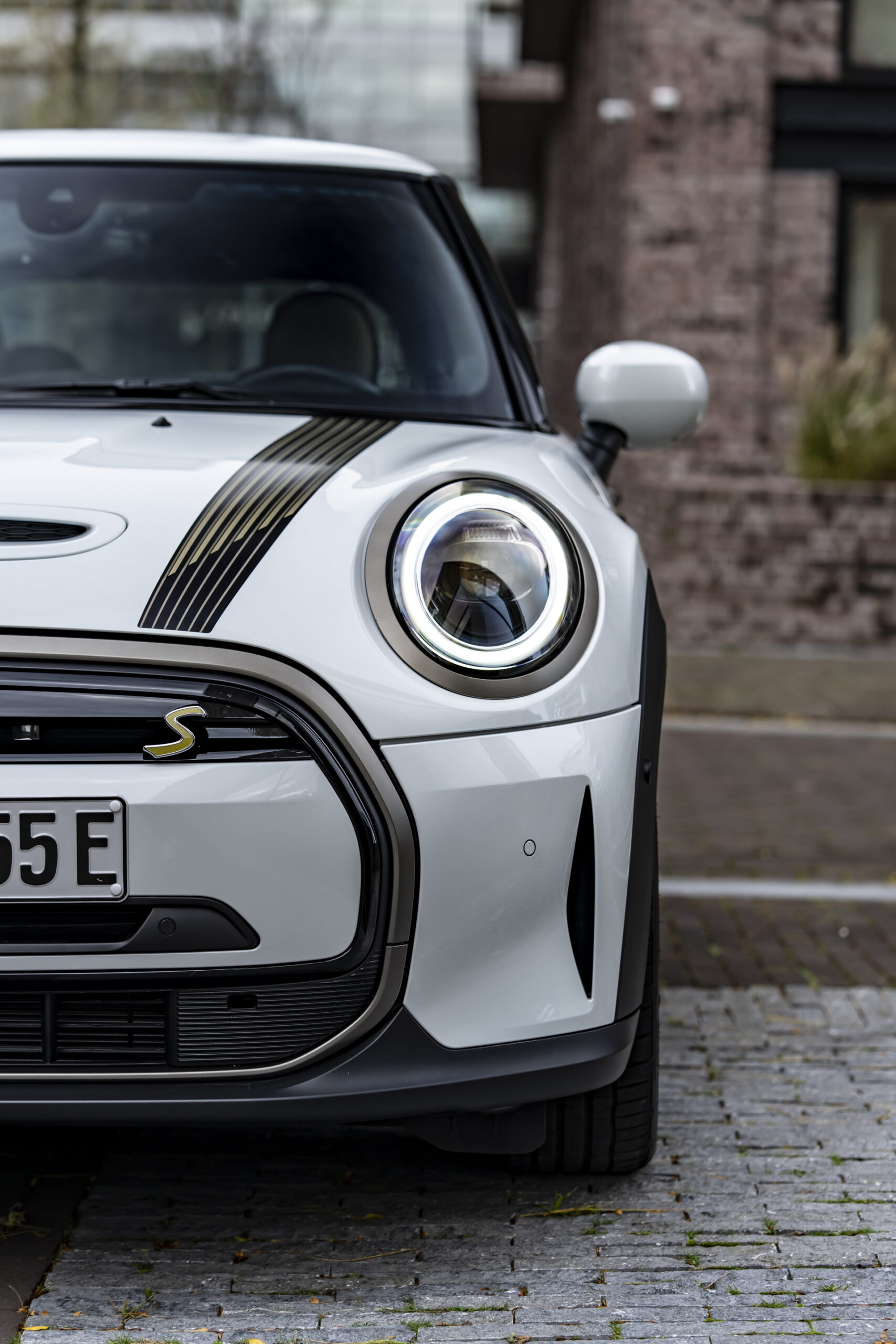 Mini Celebrates The Approach Of Winter With Nanuk White Resolute Edition
