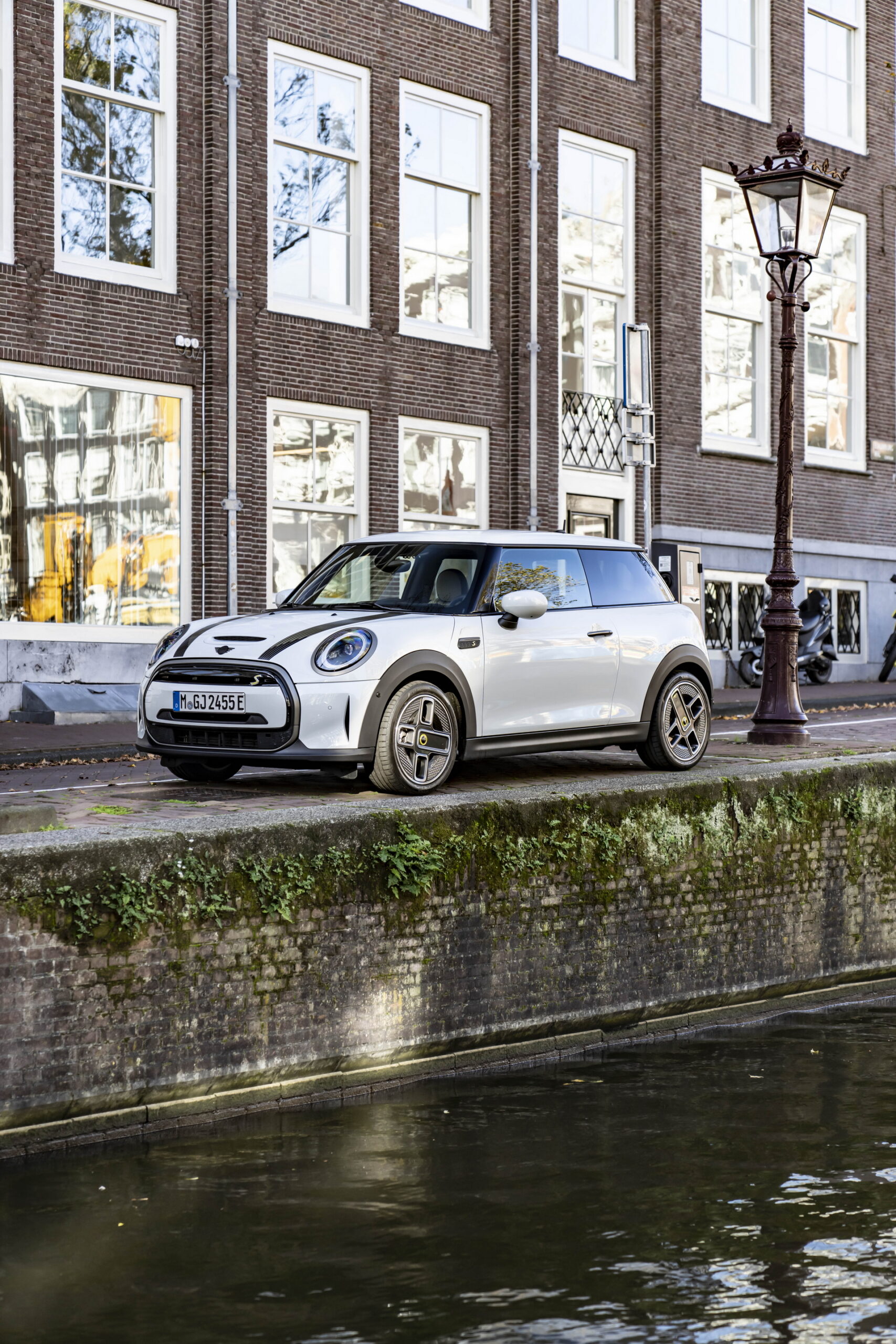 Mini Celebrates The Approach Of Winter With Nanuk White Resolute Edition