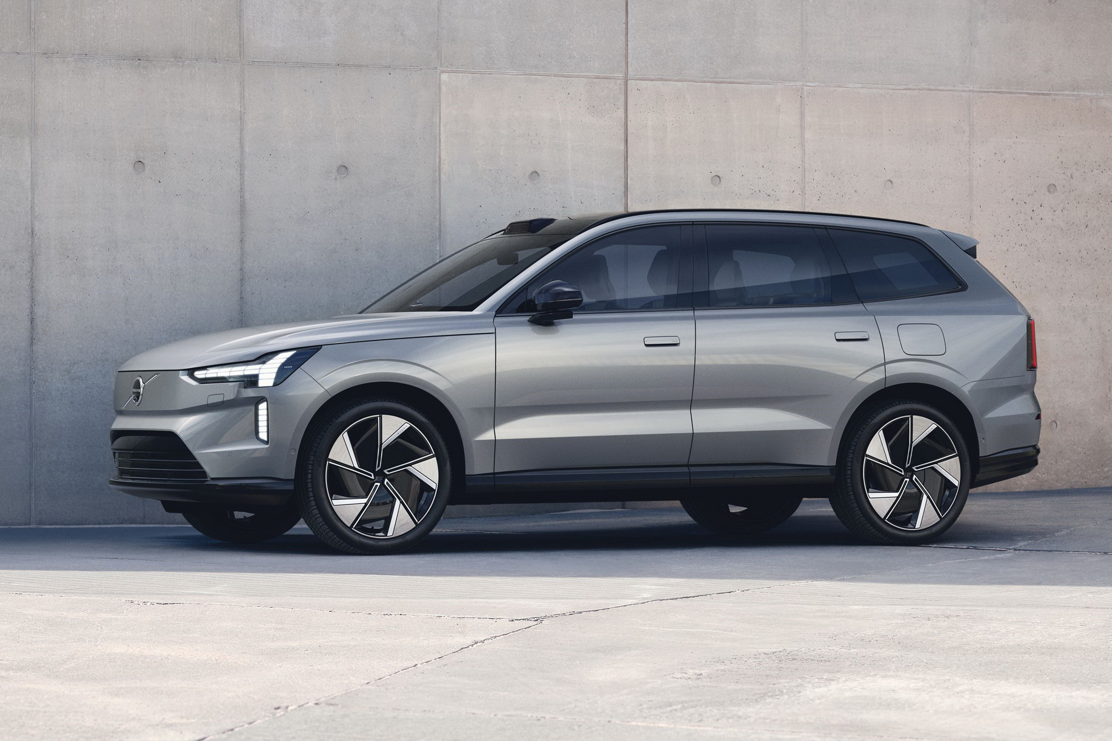 2024 Volvo EX90 Is A Polestar 3 Electric SUV Dressed For A Court Appearance