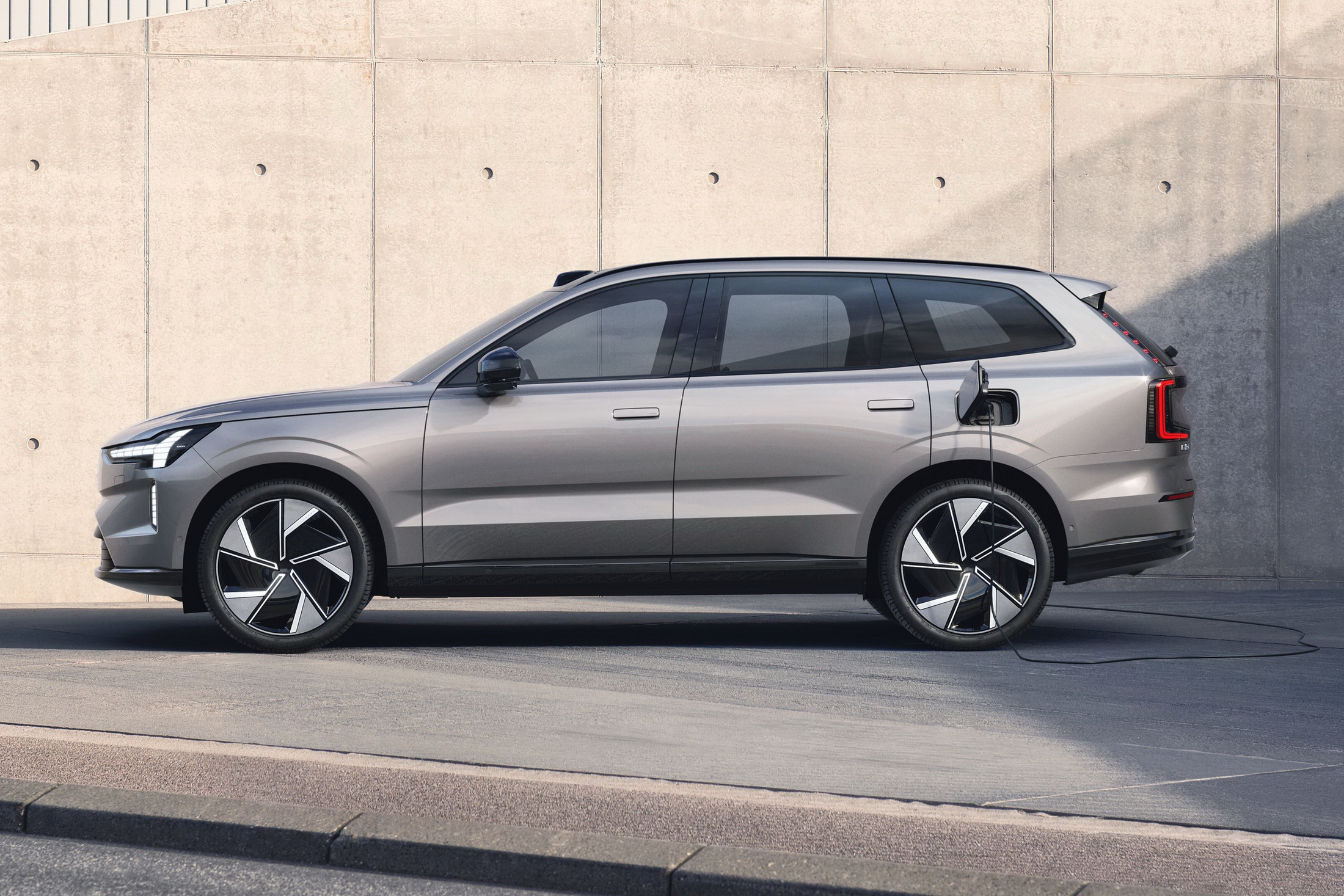 2024 Volvo EX90 Is A Polestar 3 Electric SUV Dressed For A Court Appearance