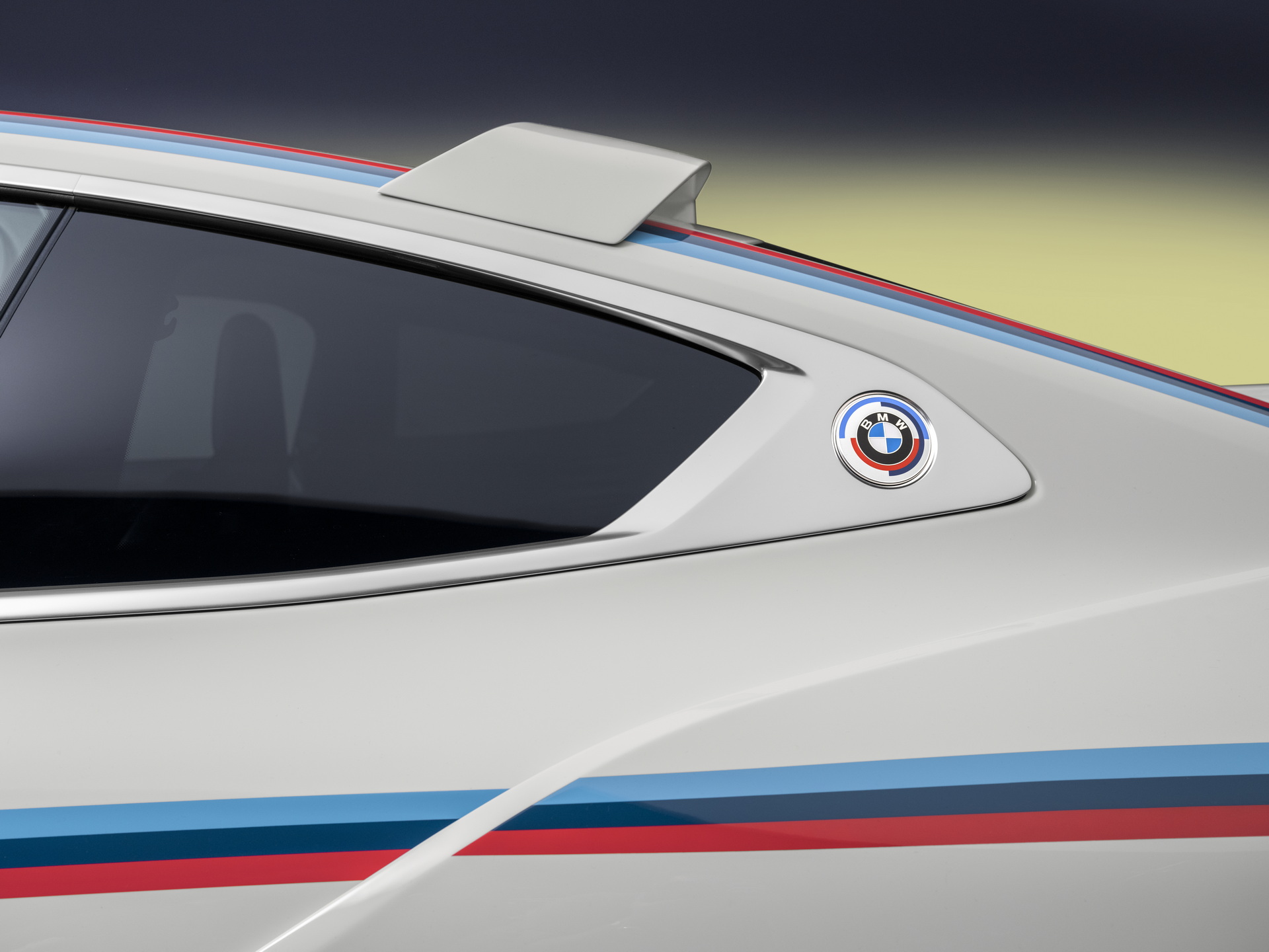 New BMW 3.0 CSL Is A Re-Bodied M4 With 553 HP And A Manual Gearbox