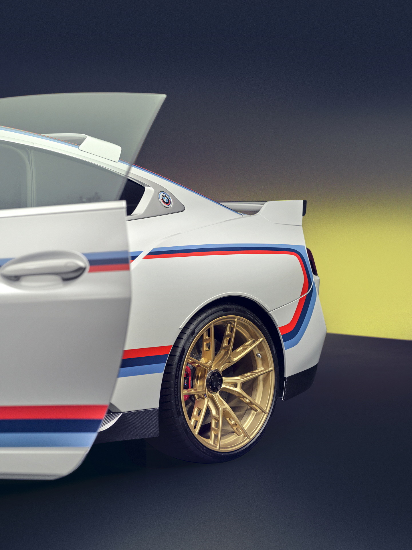 New BMW 3.0 CSL Is A Re-Bodied M4 With 553 HP And A Manual Gearbox
