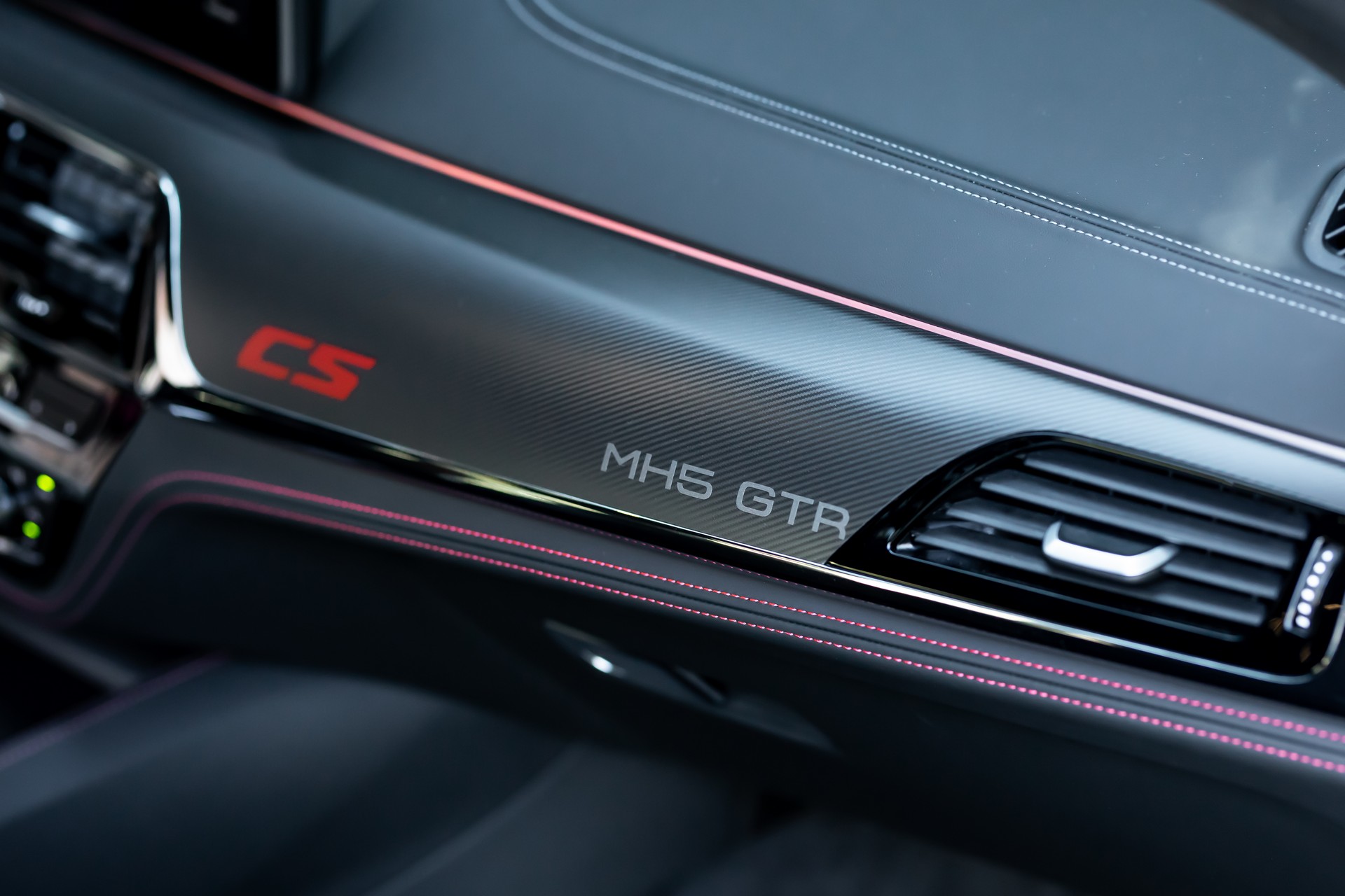 Manhart Unleashes Its 788-HP Tuned BMW M5 CS