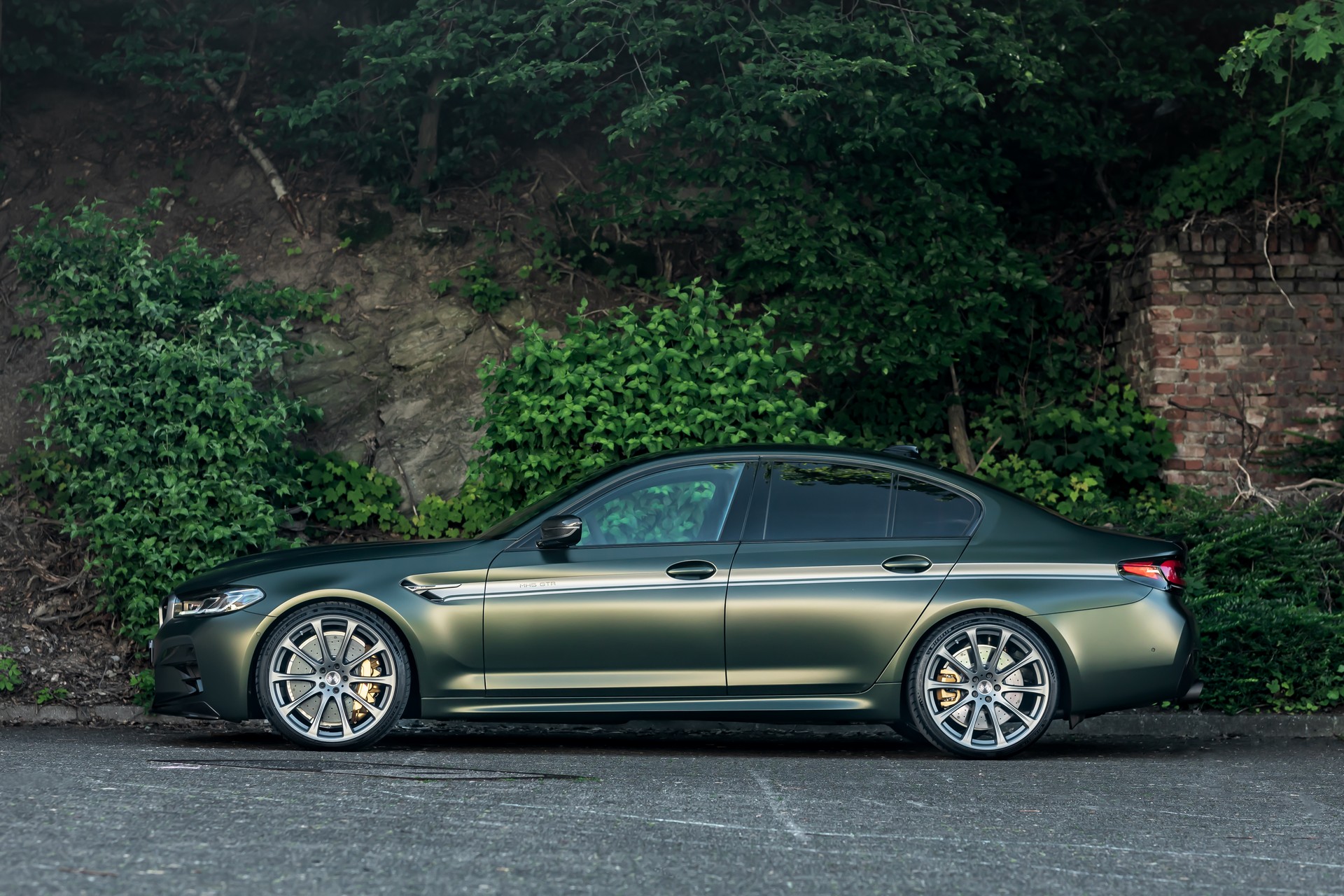 Manhart Unleashes Its 788-HP Tuned BMW M5 CS