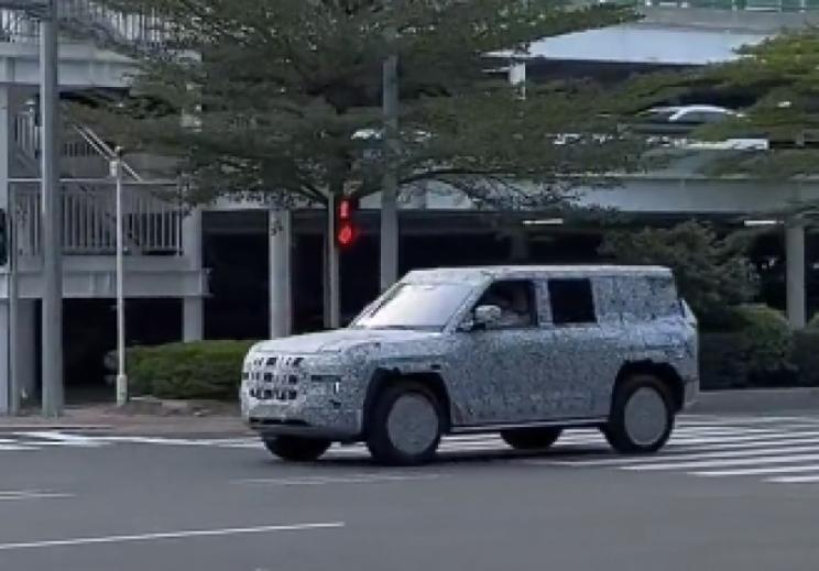 BYD’s New Yangwang SUV Clearly Looks Up To The Land Rover Defender