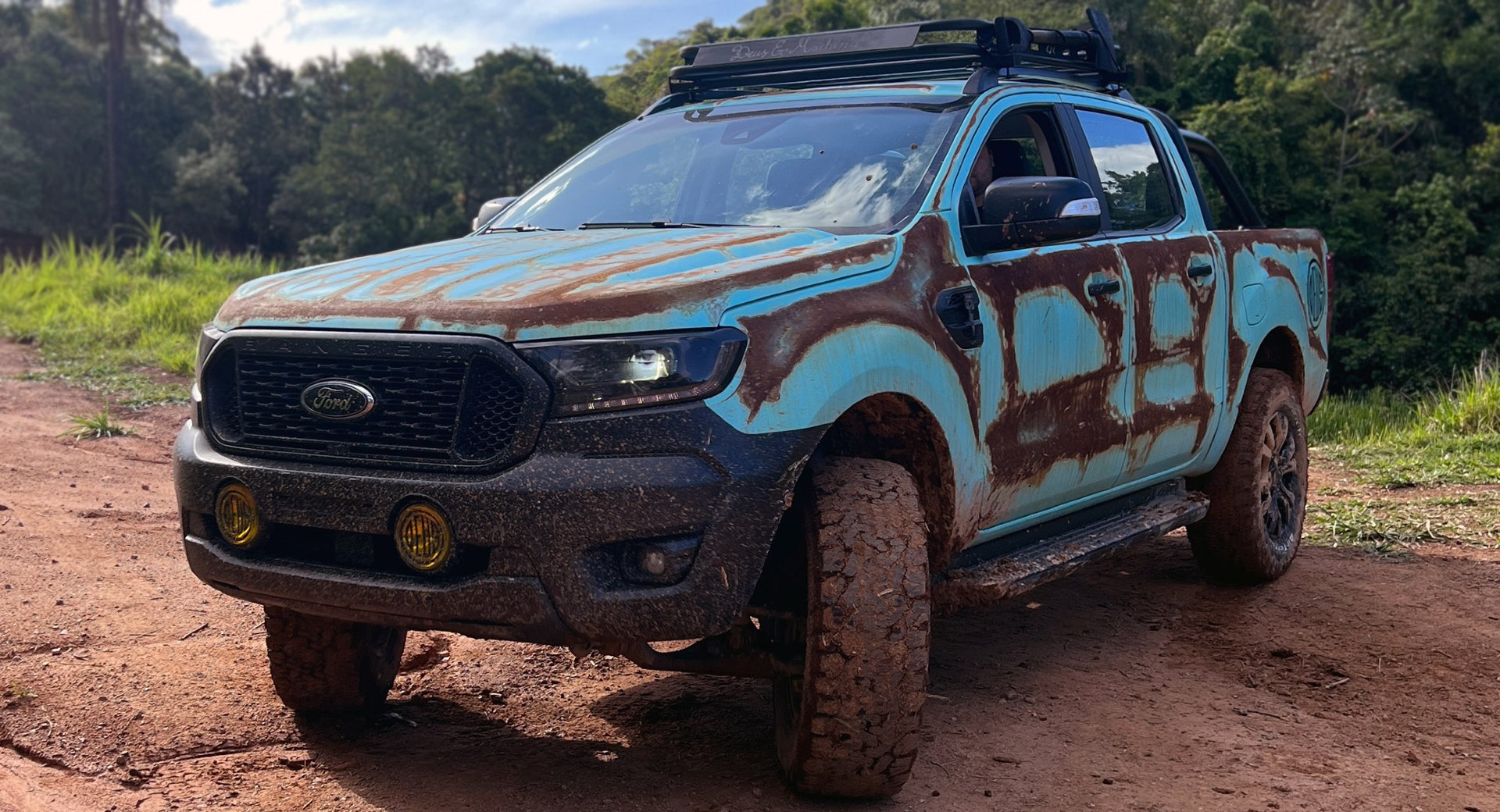 Le Ranger Rusty Blue de Ford Brésil semble avoir été abandonné dans la jungle