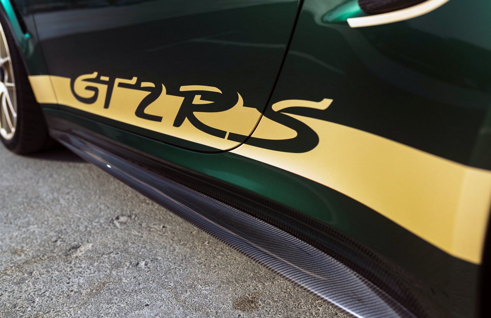 Manhart Takes The Porsche 911 GT2 RS To 932 HP, Adds More Carbon Fiber