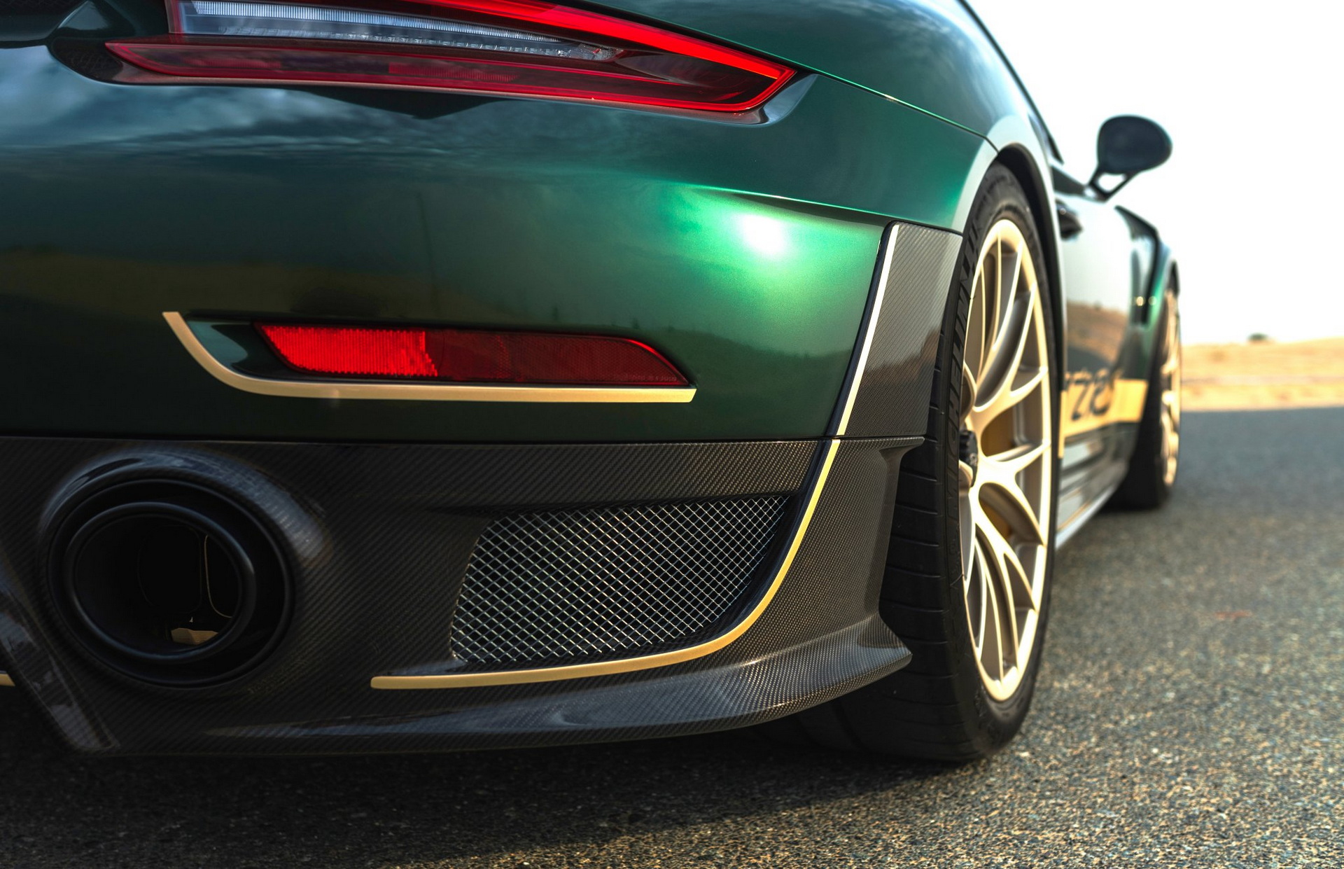 Manhart Takes The Porsche 911 GT2 RS To 932 HP, Adds More Carbon Fiber