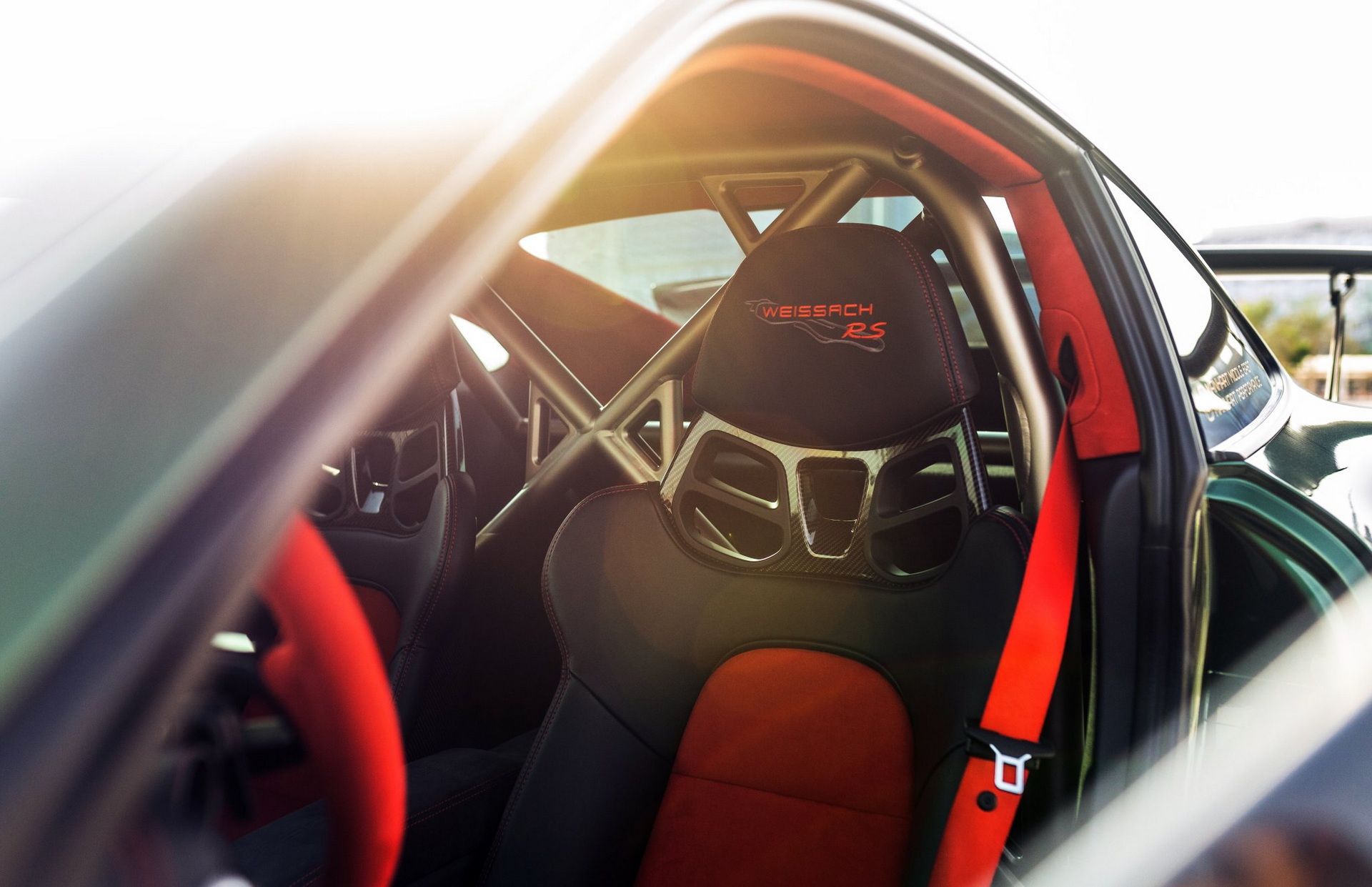 Manhart Takes The Porsche 911 GT2 RS To 932 HP, Adds More Carbon Fiber