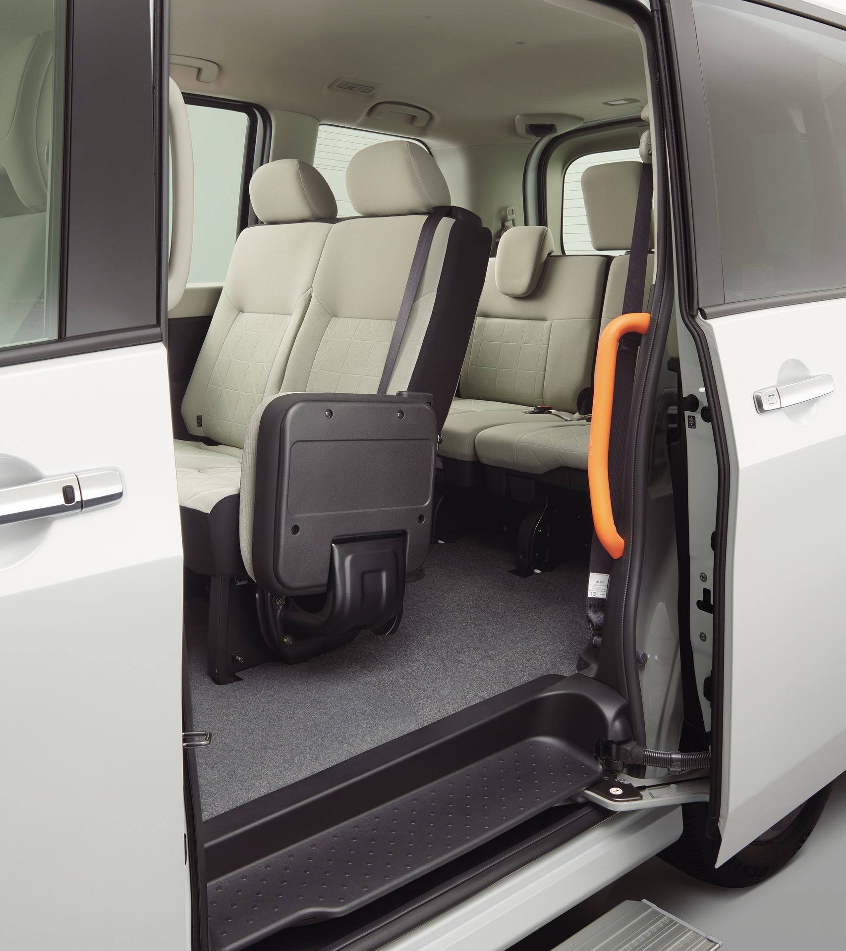 Nissan Serena Minivan Debuts In Japan With High-Tech And Practicality Features