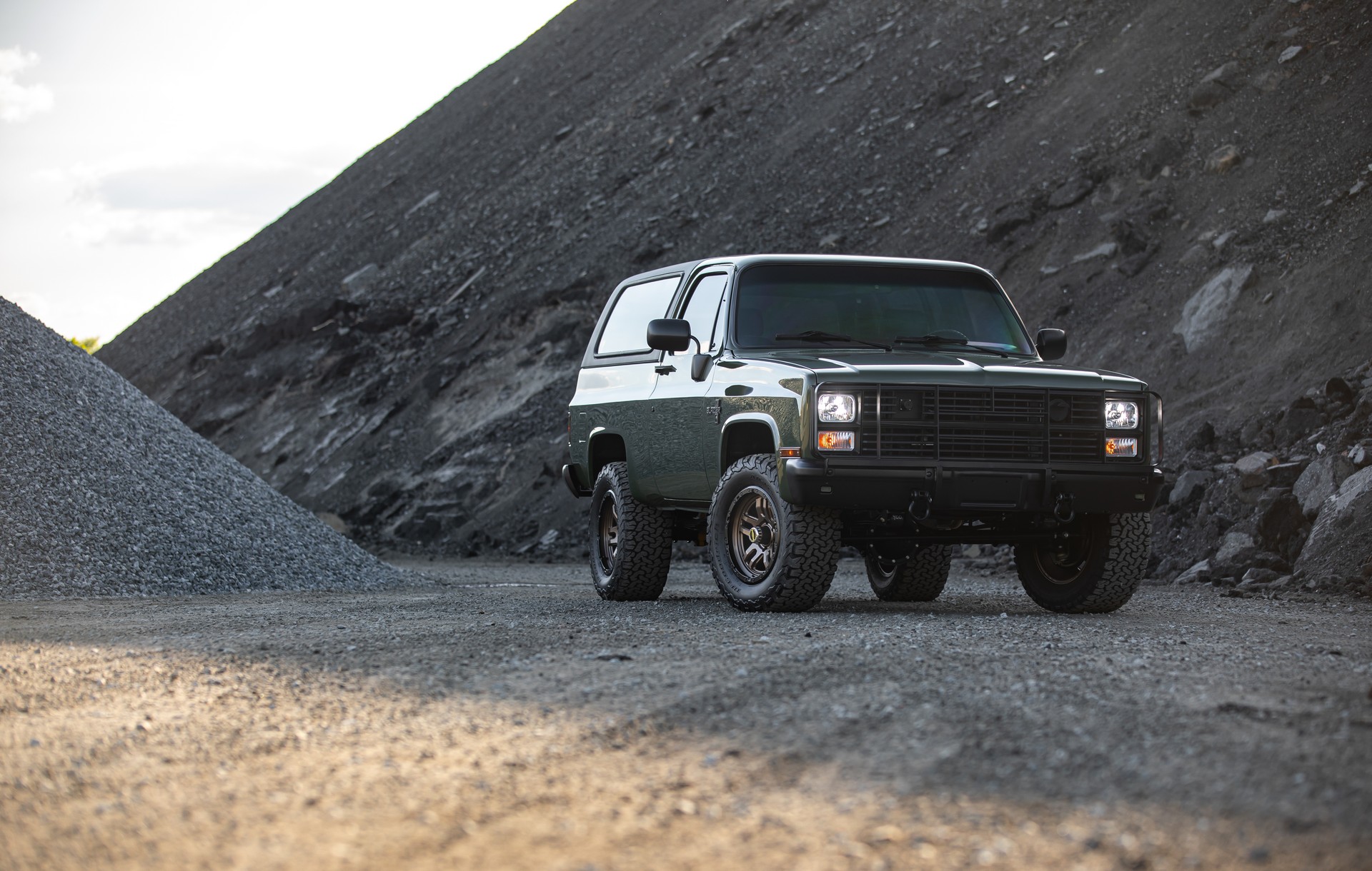 Retro Designs Creates The Perfect Chevy K5 Blazer, But It’ll Cost You A Fortune