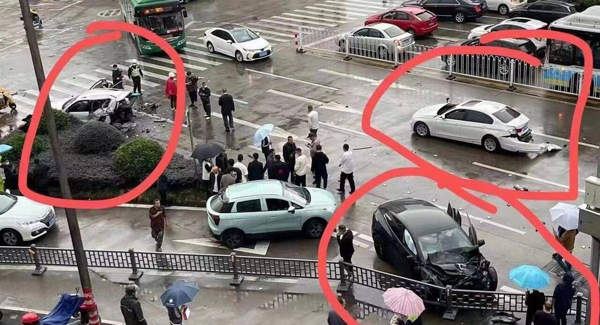 Un autre modèle Tesla Y à grande vitesse s’enfonce dans deux voitures, tuant deux personnes en Chine