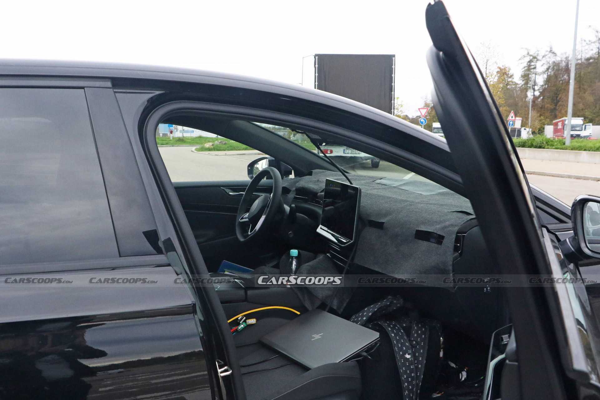 Volkswagen ID.7 Thinks Rectangular Touchscreens Are For Squares