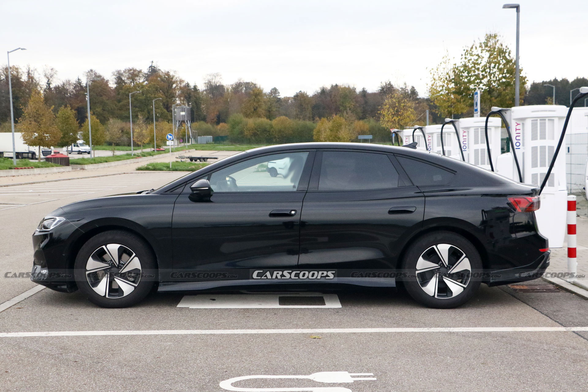 Volkswagen ID.7 Thinks Rectangular Touchscreens Are For Squares