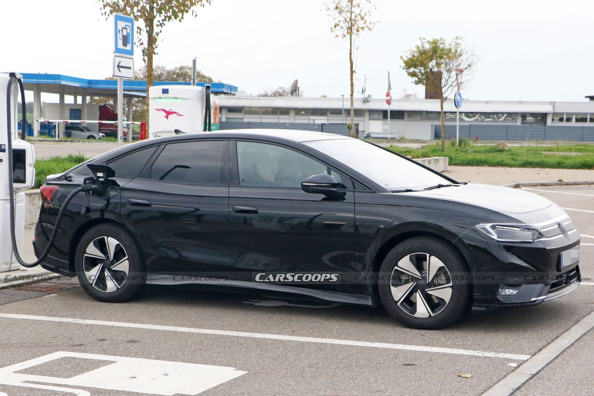 Volkswagen ID.7 Thinks Rectangular Touchscreens Are For Squares