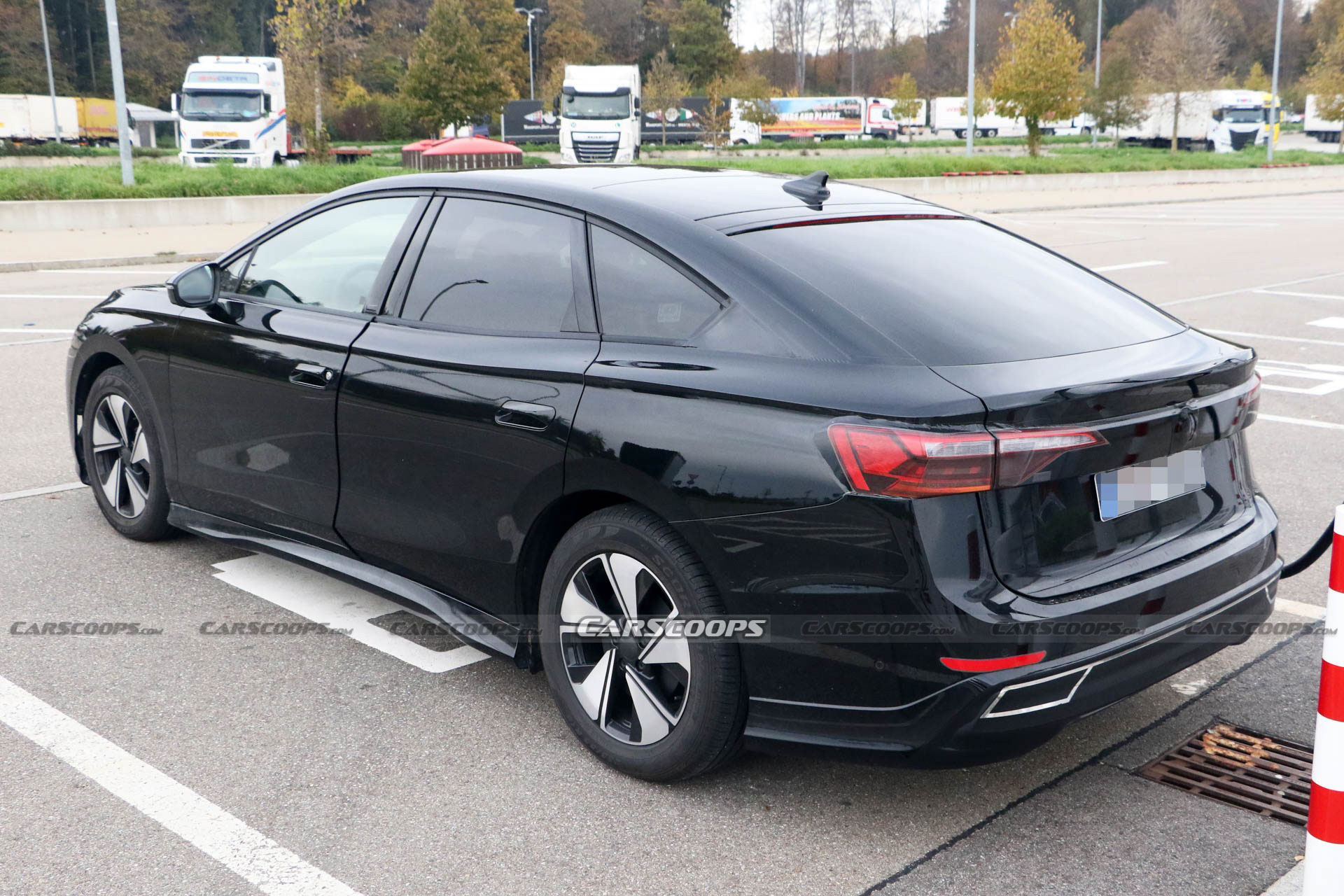 Volkswagen ID.7 Thinks Rectangular Touchscreens Are For Squares