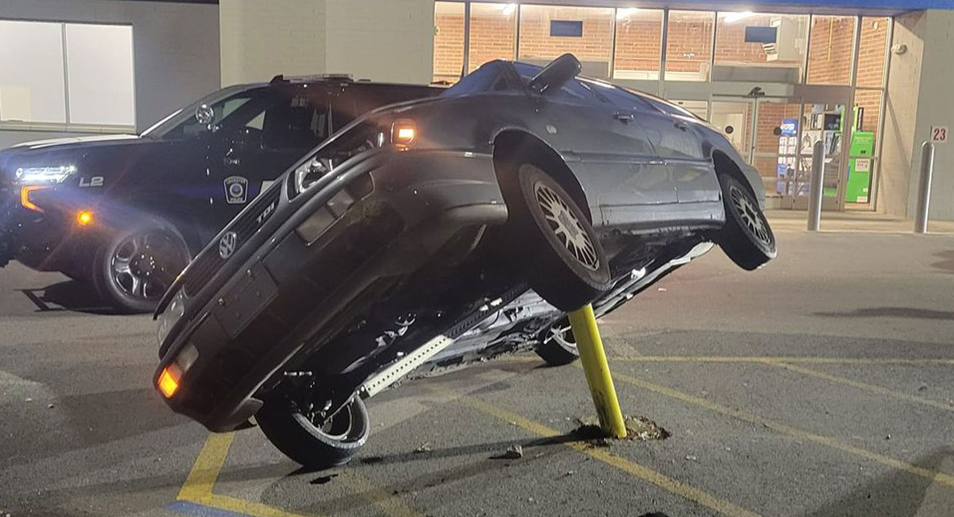 Comment ce conducteur de masse a-t-il empalé sa VW sur un poteau de parking Walmart ?