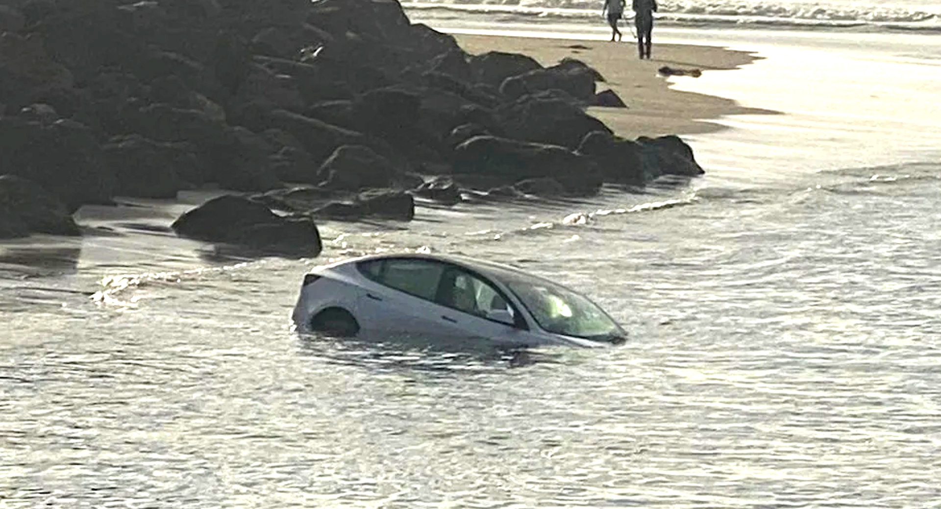 Une Tesla Model 3 retrouvée flottant dans l’océan au large de Santa Barbara