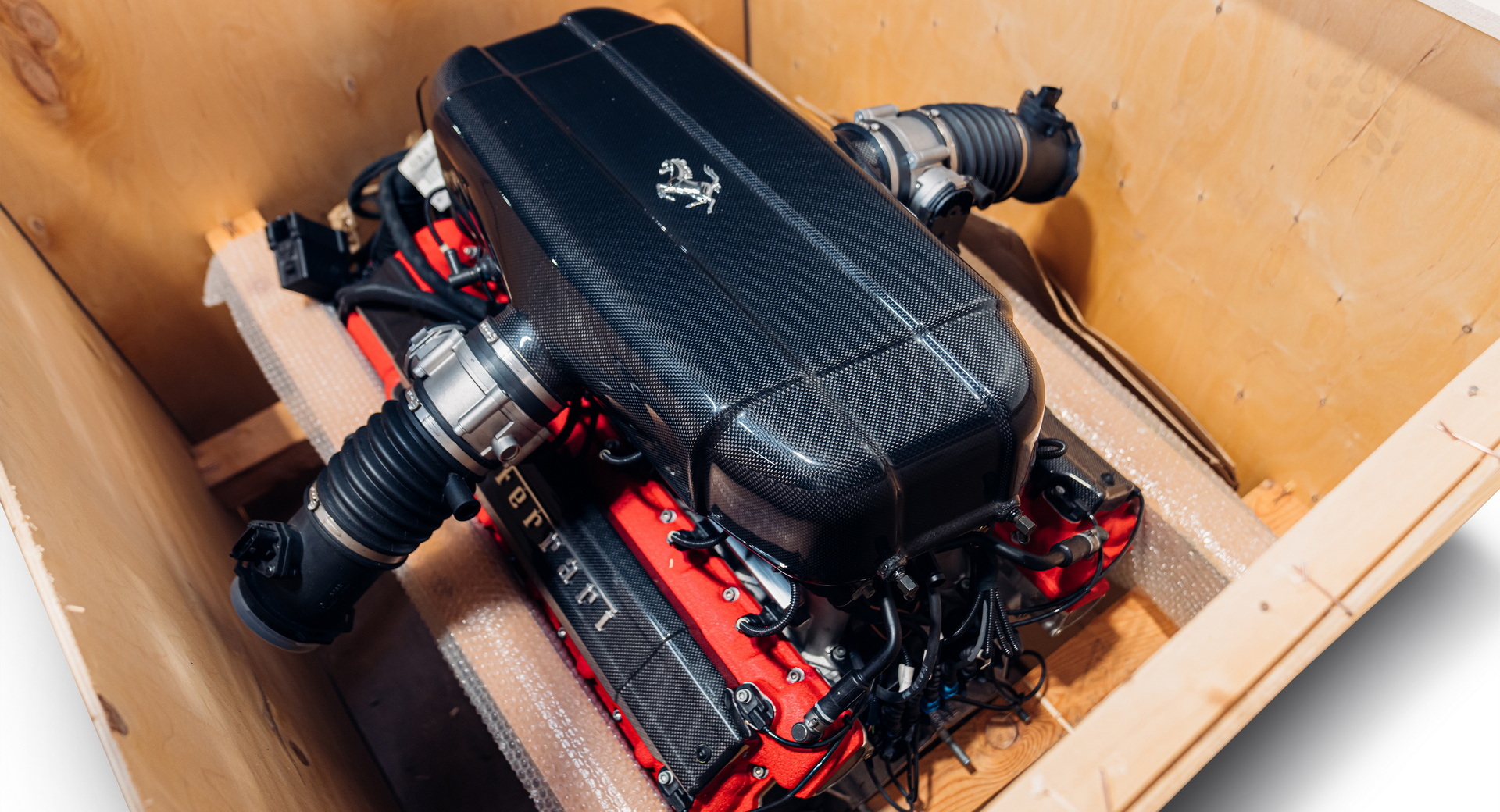 Que feriez-vous avec un tout nouveau moteur de caisse Ferrari Enzo V12 qui est toujours dans la boîte ?
