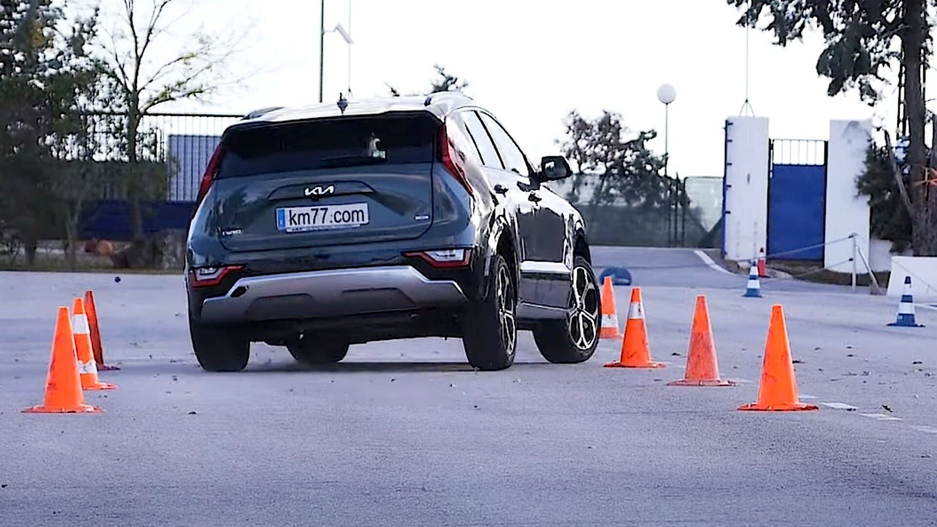 Kia Niro Hybrid Is Faster Than An Audi RS 3 In The Moose Test