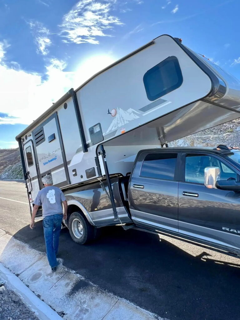  Um campista Eagle Cap quebrou uma Ram 3500 Dually ao meio ao som de US $ 17.000