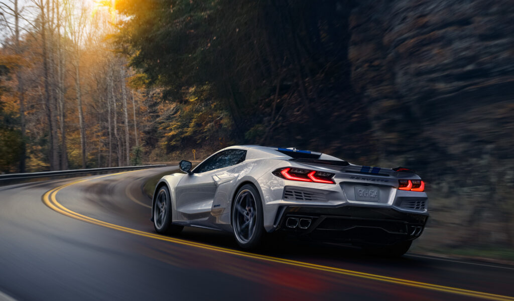  2024 Corvette E-Ray AWD híbrido é o mais rápido 'Vette de todos os tempos, atinge 60 em 2,5 segundos