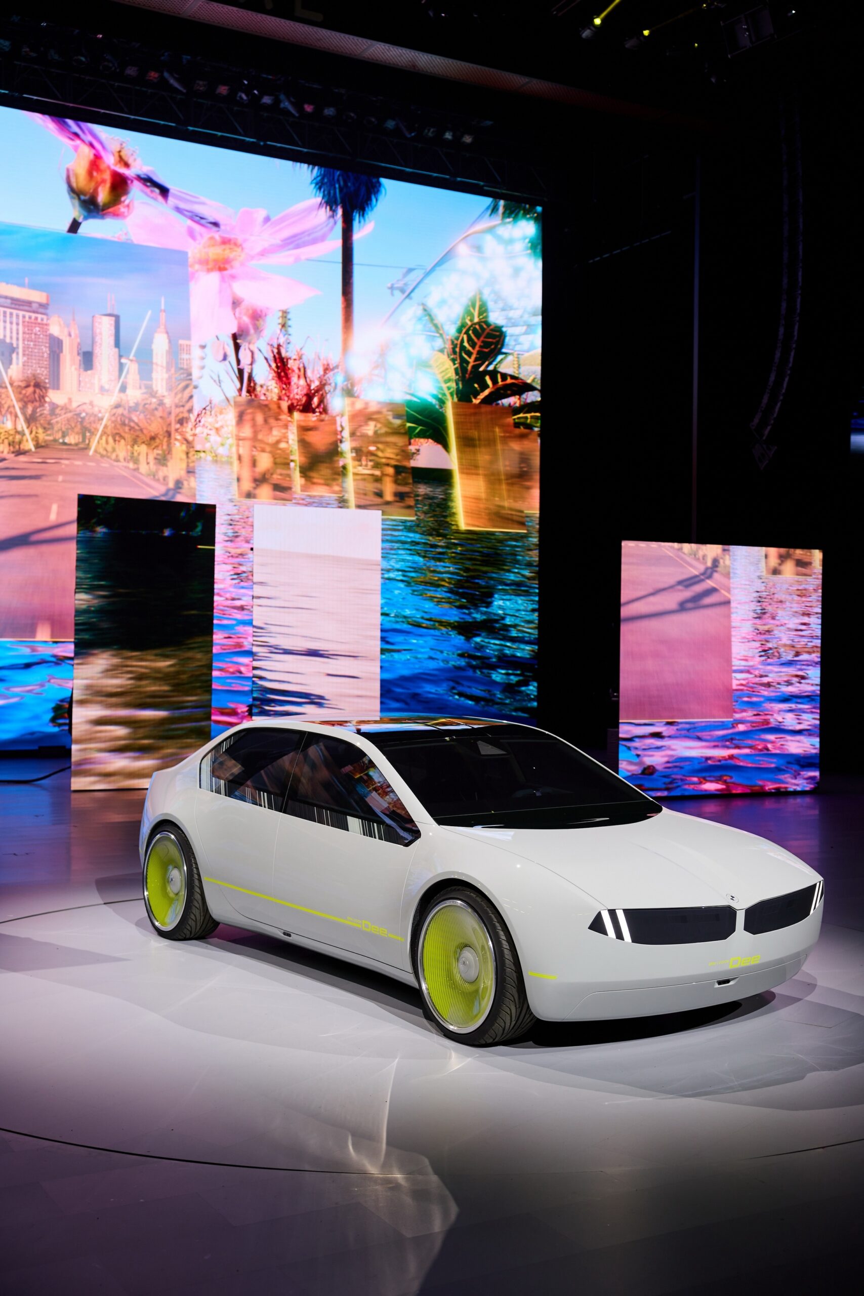 BMW i Vision Dee CES 11