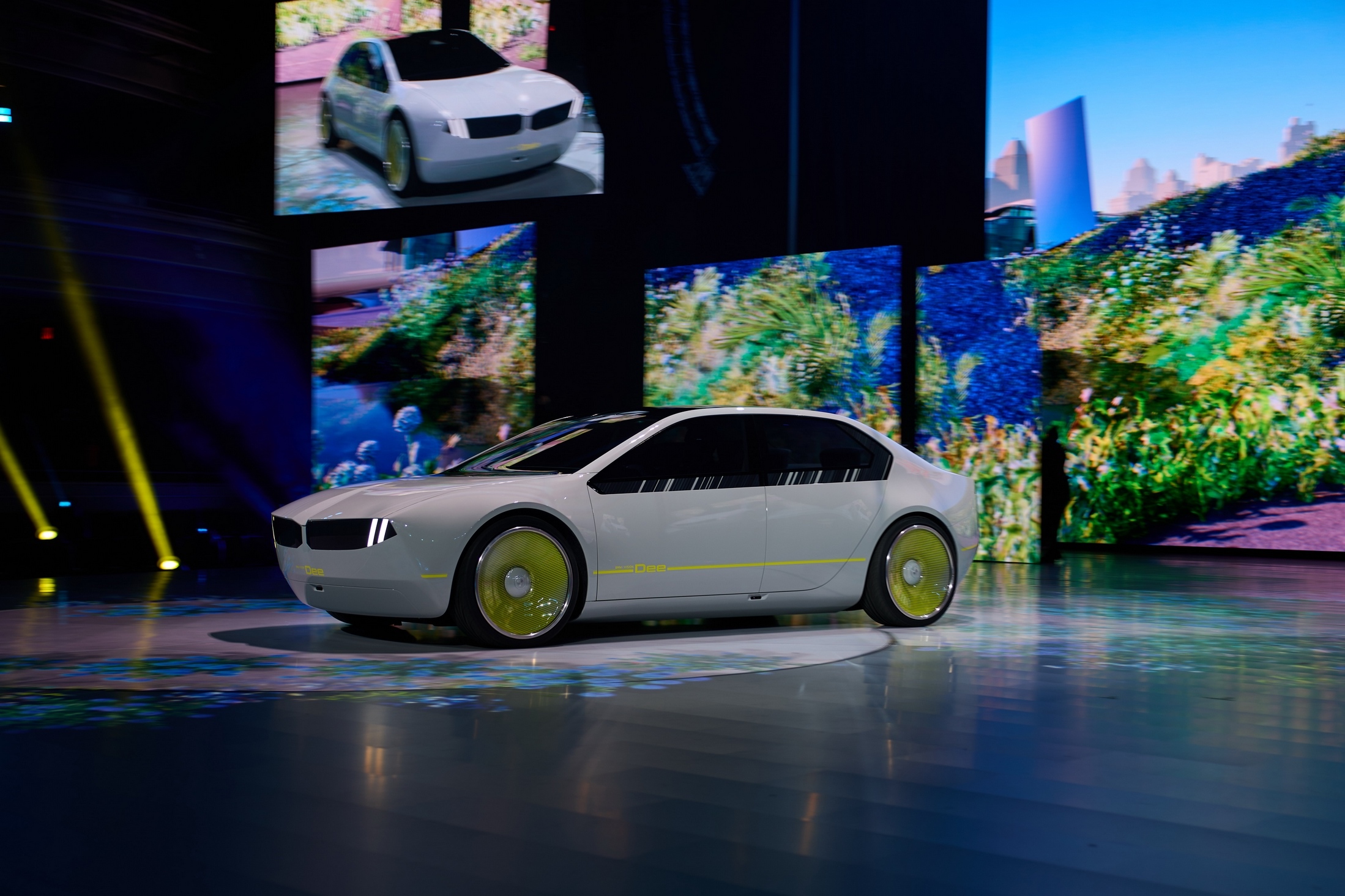 BMW i Vision Dee CES 4