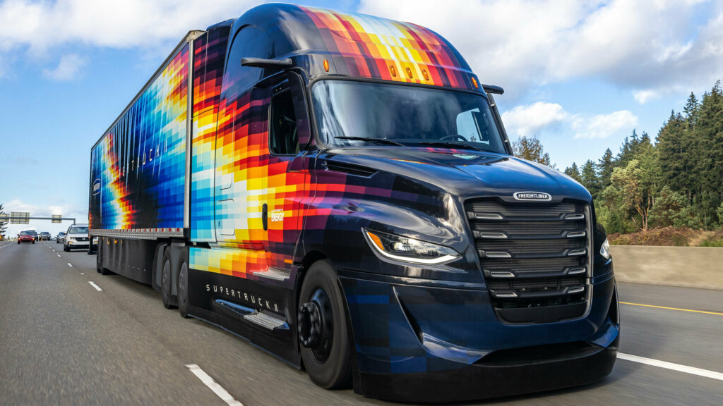  Freightliner SuperTruck II Debuts With Active Aero, Efficient Diesel