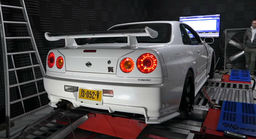  Watch An 800 HP Nissan Skyline R34 GT-R Rock The Dyno