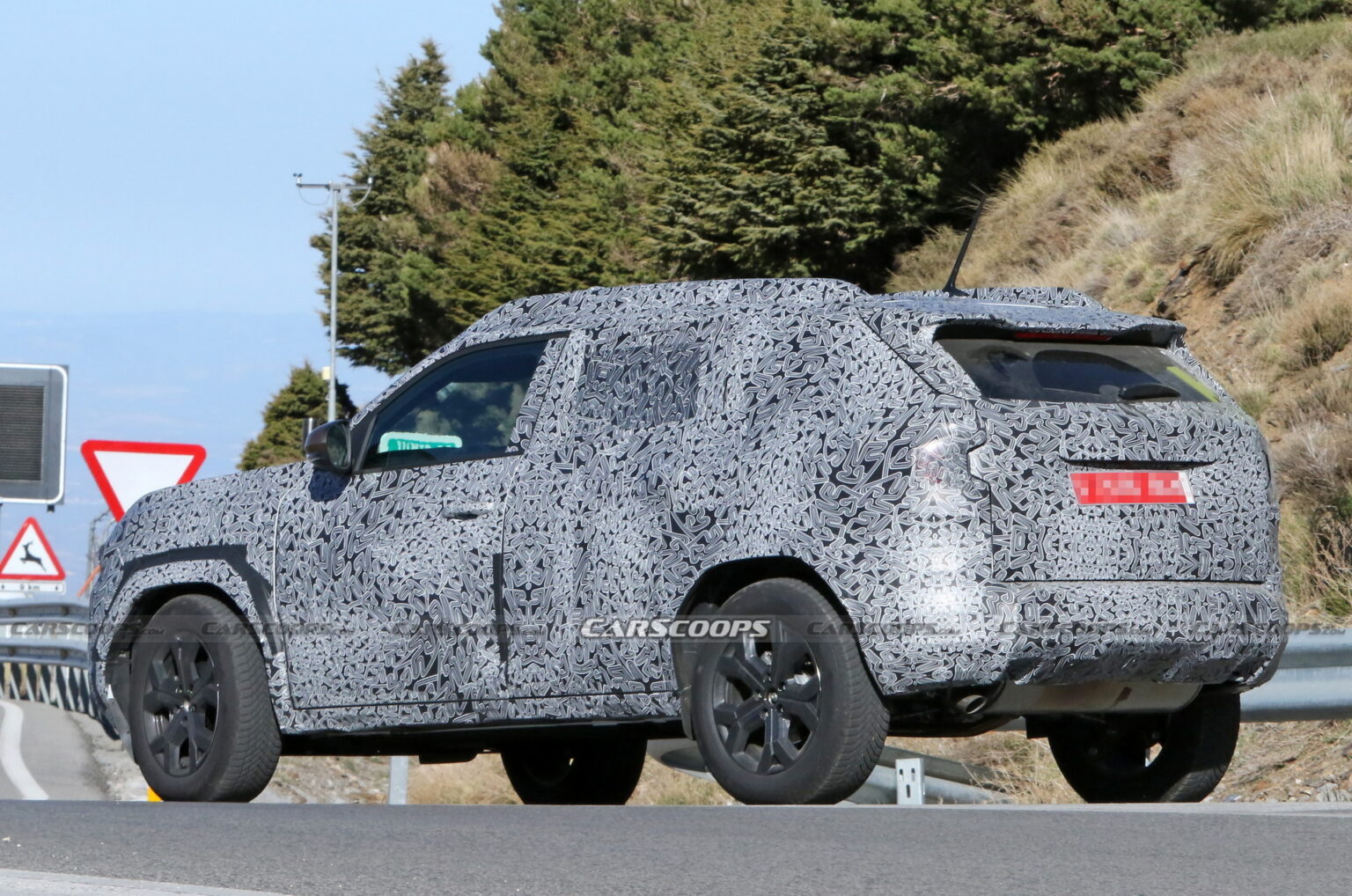 2024 Dacia Duster Shows Off Slim LEDs And Boxy Shape In Its Spy Debut ...