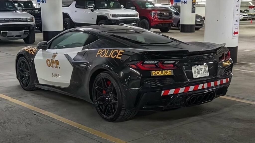  Canadian Police Uses 2023 Corvette Z06 To Attract New Recruits