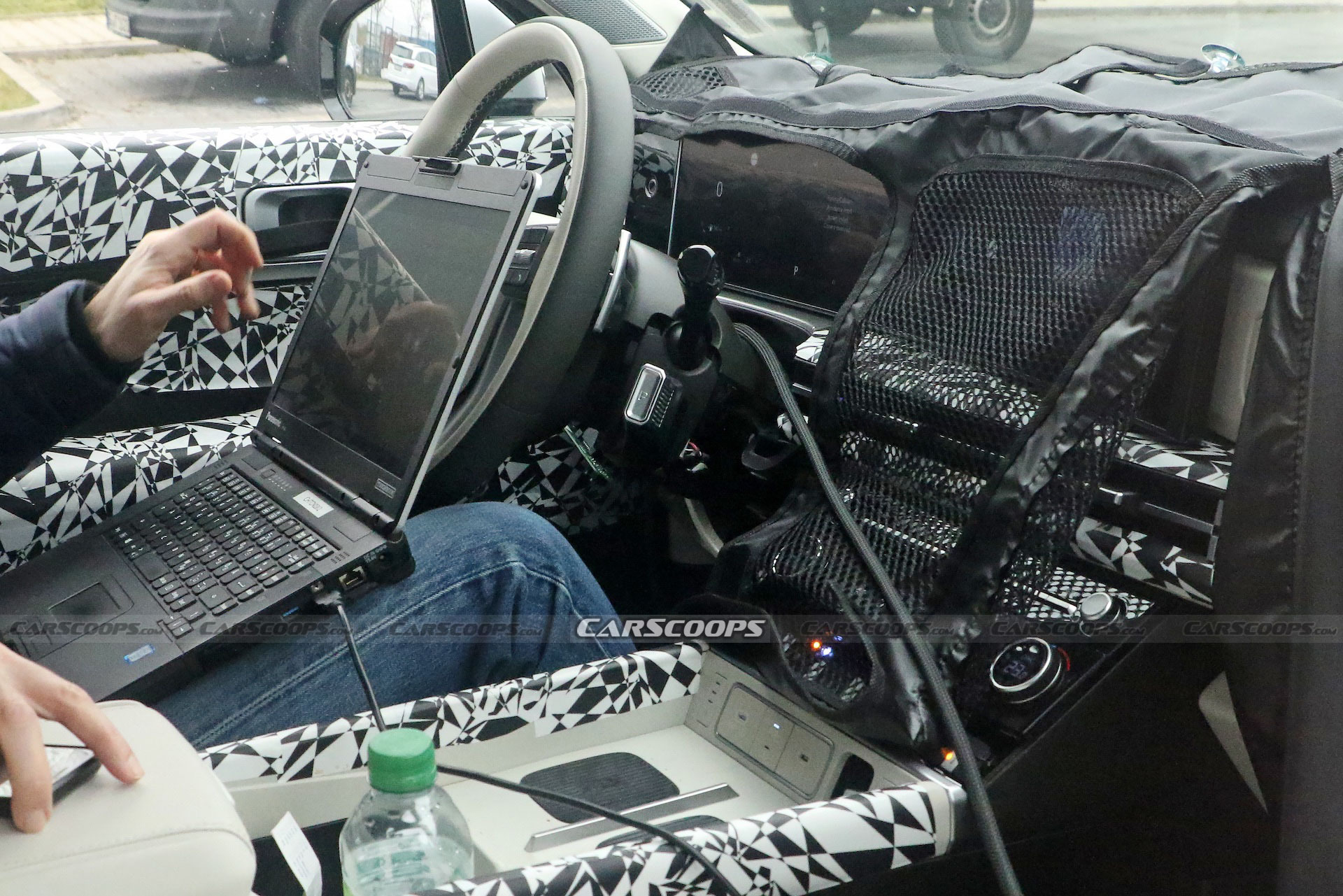 Defender-Aping 2025 Hyundai Sante Fe Shows Off Curving Digital Dash ...