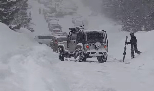  Watch A Jeep Wrangler Turn Into A Wrecking Ball On Icy Road Hitting A Bunch Of Cars