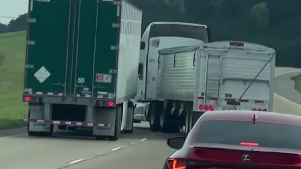  Two 18-Wheeler Truckers Have A Road Rage Swinging Contest And Everybody Loses