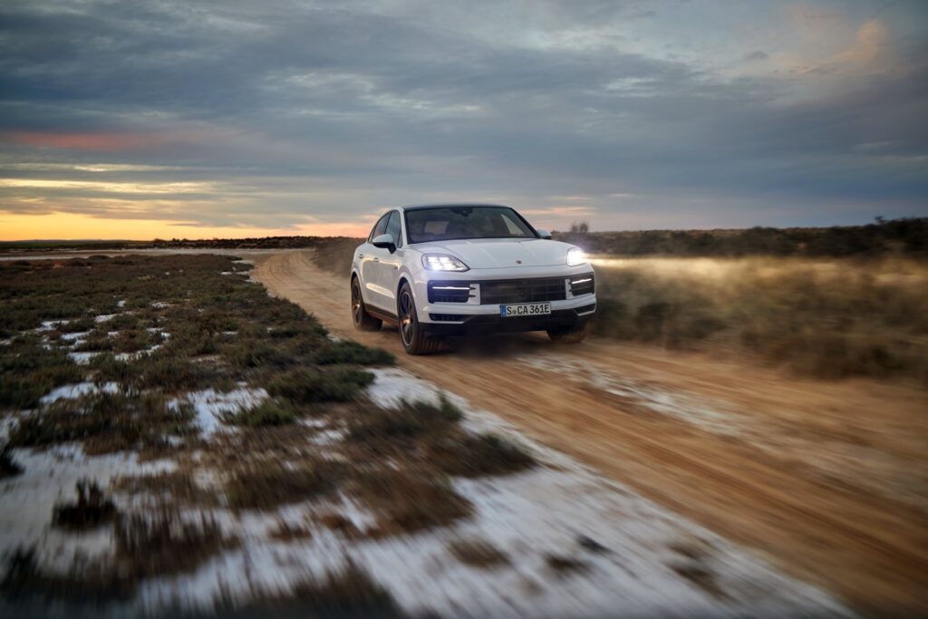     El Porsche Cayenne 2024 devuelve el motor V8 a S y obtiene un interior inspirado en el Taycan antes de pasar al vehículo totalmente eléctrico