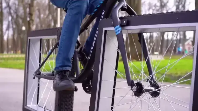  Square-Wheeled Bicycle Looks Like An Optical Illusion Come To Life