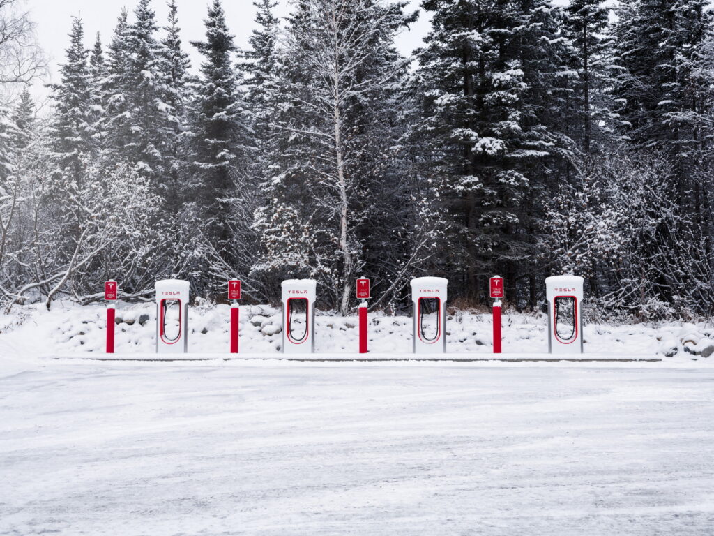     Tesla verklagt deutsche Tankstellenkette, Elektroauto-Ladegeräte an Autobahnen zu installieren