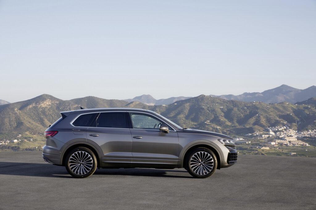 2024 Volkswagen Touareg Gets A Facelight And Some Interior Tweaks Too |  Carscoops
