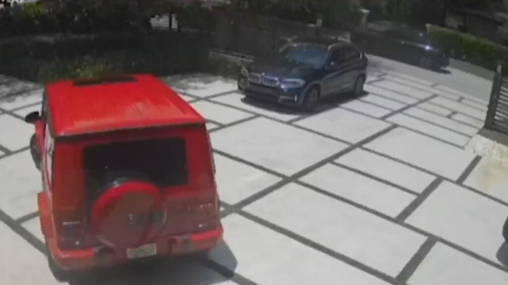 Watch Brazen Thieves Steal Mercedes-AMG G 63 And Rolls-Royce Cullinan From A Miami House