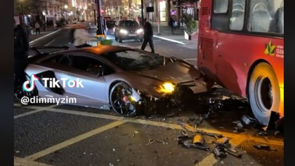  Pricey Mayhem In London After Lamborghini Aventador SVJ Crashes Into Double-Decker Bus