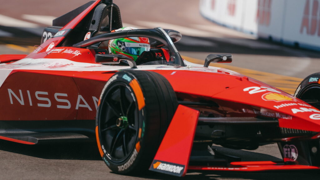  What’s Causing Formula E Drivers’ Mysterious Hand Injuries?