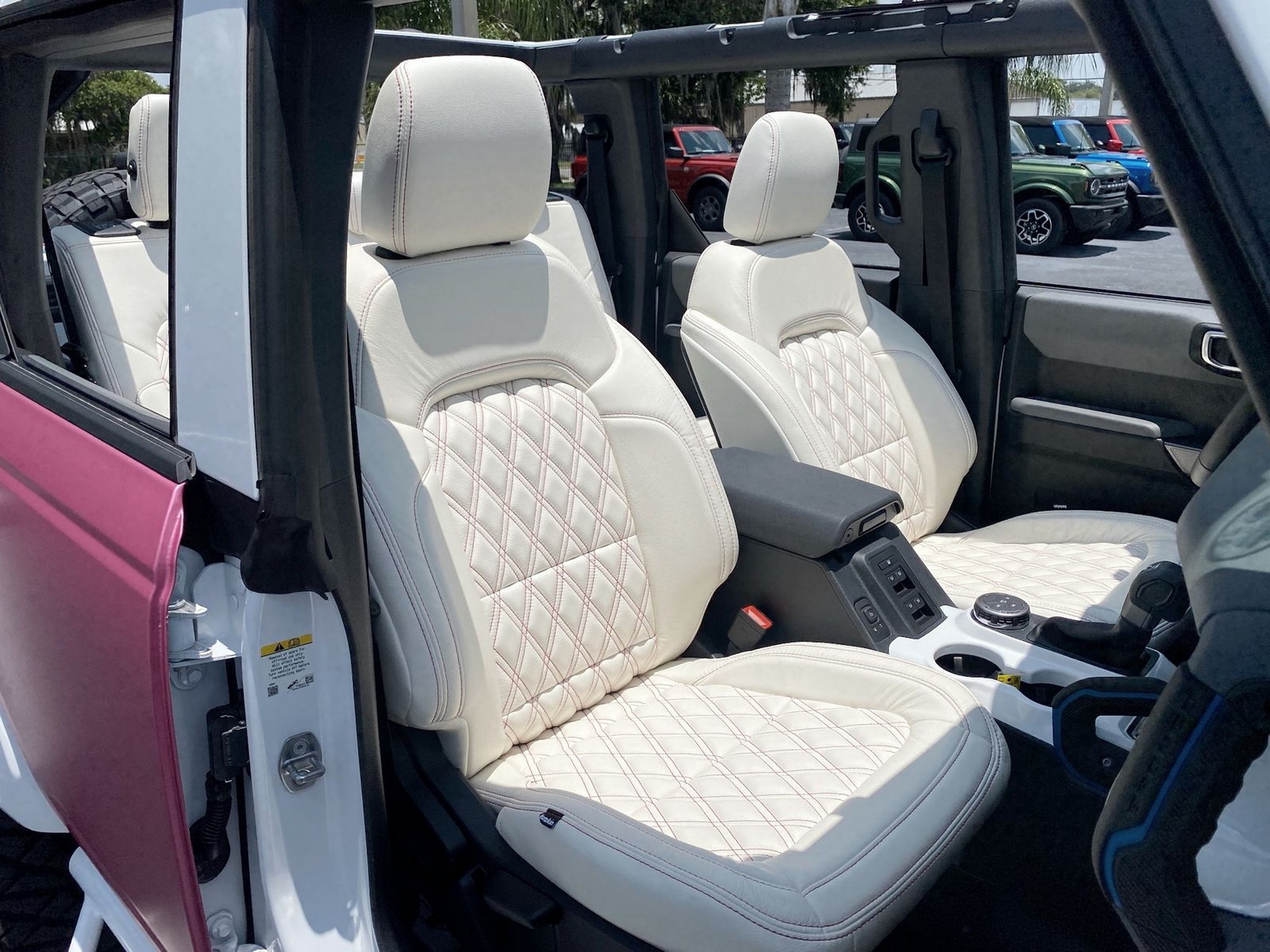 Ford Bronco Barbie Edition (20)