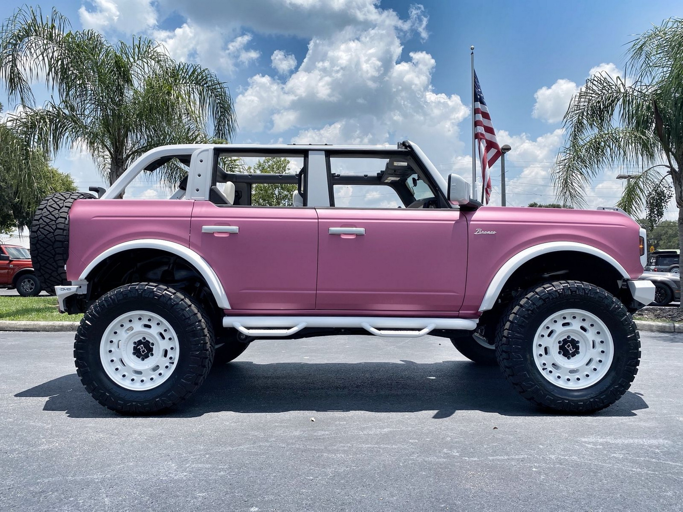 Ford Bronco Barbie Edition (8)