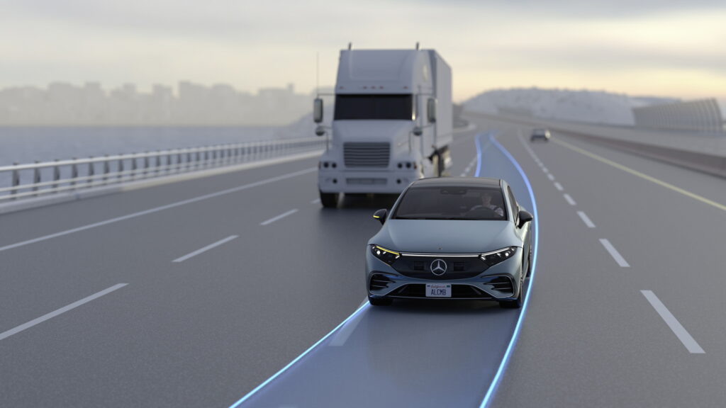 Mercedes To Offer Automatic Lane Changing Function To European Drivers Too